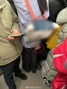 男子在地铁上猥亵女乘客被拍照取证并制止，北京警方：嫌疑人已被拘留